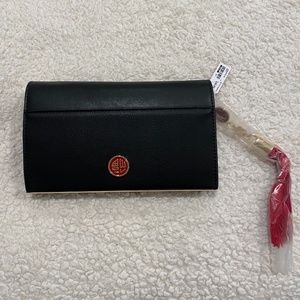 Black clutch
